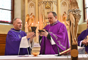 V Smoleniciach si pripomenuli sto rokov od narodenia Jozefa Medov�ho. Hlavn�m celebrantom bol gener�lny vik�r Trnavskej arcidiec�zy Peter �imko (vpravo). Sn�mka: Maro� Stacho