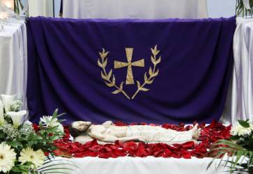 Bo hrob v bonej kaplnke kostola v Baku kadorone pripravuje v spoluprci so salezinskymi sestrami farnk z Libanonu Wodia Seman. Snmka: archv Vladimra Feketeho, SDB.