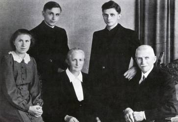 Rodinn fotografia z roku 1951. Joseph Ratzinger (stojaci vpravo) v tom roku prijal kazsk svtenie. Snmka: profimedia.sk