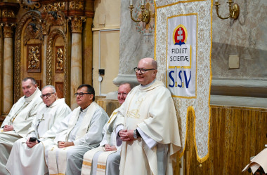 Ivan �ul�k (prv� sprava) viedol ako riadite� Spolok sv�t�ho Vojtecha dvan�s� rokov. Sn�mka: Erika Litv�kov�