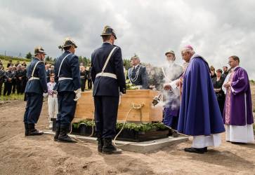 V jni 2014 bol hlavnm celebrantom na pohrebe monsignora tefana Nhalku, jednho zo zakladateov Slovenskho stavu sv. Cyrila a Metoda v Rme. -TK KBS-/Jaroslav Kik