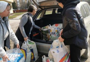 Sestry z Congregatio Jesu v Uhorode vykladaj humanitrnu pomoc, ktor prila zo Slovenska. Snmka: archv sestier Congregatio Jesu