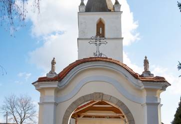Kostol v Slovenskom Grobe je zasvten Narodeniu sv. Jna Krstitea.  Snmka: Erika Litvkov