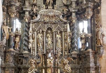 Hlavn oltr s barokovo-gotickmi prvkami vznikol v rokoch 1490 a 1506. Uprostred neho sa nachdza plastika Panny Mrie s malm Jeiom v nru, po jej pravici je plastika sv. Mikula a na avej strane plastika sv. Vojtecha, druhho praskho bisk