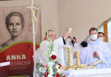 Ako kardinl Duka zdraznil, ruenec bol aj modlitbou Anny Kolesrovej, a preto dokzala obst. Snmka: Jaroslav Fabian