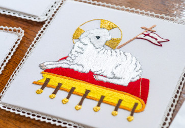 Dlho meditovala nad t�m, ako vy�ije eucharistick�ho Bar�nka, aby vyzeral pekne. Sn�mka: Erika Litv�kov�