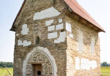 Kostol sv. Margity Antiochijskej v Kopanoch patr k najstarm chrmom na naom zem. Momentlne prechdza opravou. Pre turistov je prstupn aj po novovytvorenej cykloceste. Snmka: Jn Lauko
