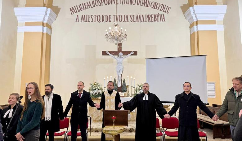 Ekum�na v kas�r�ach i v Tren��ne