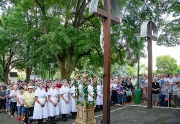 Sasou kapuliarskej pte v Topoiankach bol aj tradin obrad zverenia dievat Panne Mrii Karmelskej. Snmka: lovk a vra/Mria vecov