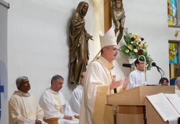 Otvorenie jubilea slvil s verbistami bratislavsk arcibiskup Stanislav Zvolensk. Snmka: KN/Erika Litvkov