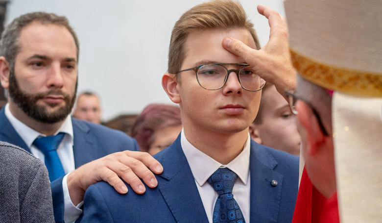 Mlad� potrebuj� zak�si�, �e Boh je �iv�