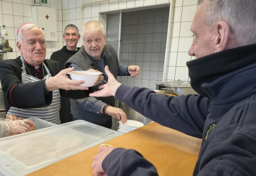 Apo�tolsk� nuncius Nicola Girasoli (v�avo) 5. janu�ra po�ehnal priestory Domova sv. J�na z Boha v Bratislave a rozd�val n�dznym kapustnicu. Sn�mka: arch�v Domova sv. J�na z Boha, n. o.