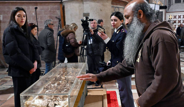 P�tnici prich�dzaj� k pozostatkom sv�tca