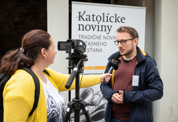 ��fredaktor J�n Lauko pribl�il atmosf�ru d�a otvoren�ch dver� aj ostatn�m m�di�m. Sn�mka: Erika Litv�kov�