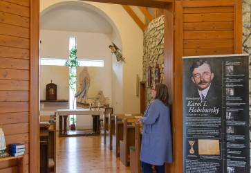 V prjemnom prostred malej kaplnky sv. Bernadetky je priestor aj na chvu duchovna. Vo vntri je maba zobrazujca sv. Bernadetu s Pannou Mriou. Snmka: KN/Erika Litvkov