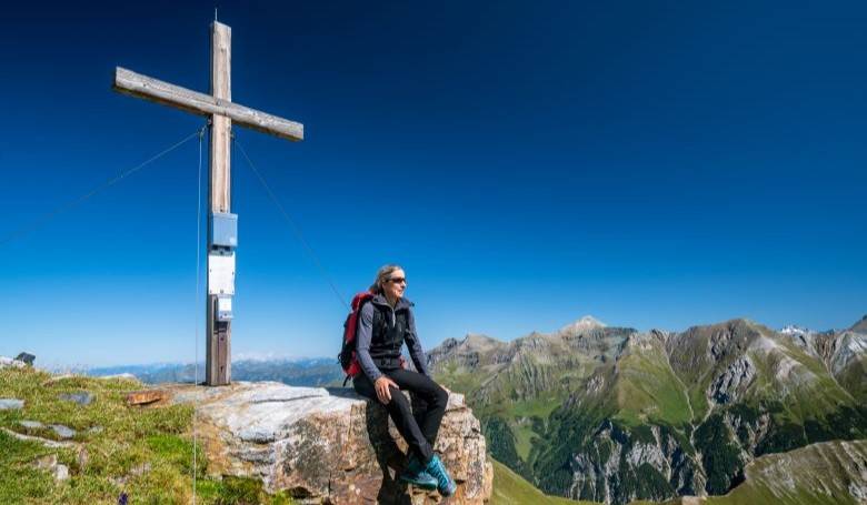 Viera srdca a mysle stoj na skale