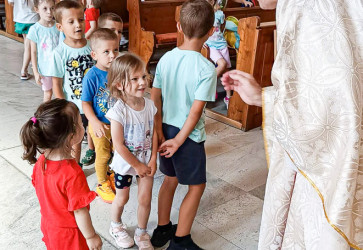 Do organizácie trojdňovky pre najmenších sa zapojili mládežníci, farníci aj miestny kňaz.Snímka: Marek Bartkovský