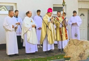 Pri prleitosti 90. vroia postavenia farskho Kostola Krista Kra v ulekove bol na mieste starho kostola, ktor bol zbran, osaden pamtnk. Snmka: archv farnosti