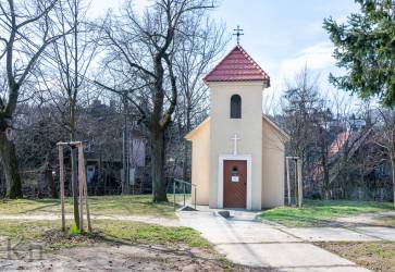 V tesnom susedstve kostola sa nachdza Kaplnka sv. Jozefa. Pvodne to vak bola ptnick Kaplnka Panny Mrie Snenej zo zaiatku 18. storoia.