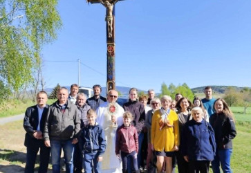 V roku 250. v�ro�ia zalo�enia Ro��avskej diec�zy sa relikvie jej patr�na sv�t�ho J�na Nepomuck�ho i �al�ieho mu�en�ka sv�t�ho Neita vydali na p�� naprie� diec�zou. Vo farnosti Podkriv�� ich priv�tali na Piatu ve�kono�n� nede�u. Sn�mka: O�ga Pau�ov�