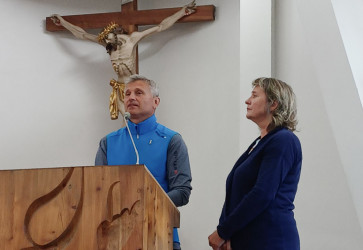 V poskej obci Krocienko nad Dunajcem sa zili slovensk ptnici pri hrobe kaza Frantika Blachnickho, zakladatea Hnutia Svetlo  ivot a Krucity oslobodenia loveka. Snmka: Pavol Kall