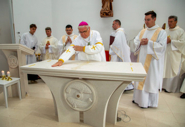 ilinsk biskup Tom Galis posvtil Kostol Boskho Srdca Jeiovho v Mojovej Lke. Snmka: Cyril Krlik