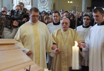 Pohrebn svt omu 18. oktbra 2006 v trnavskej katedrle celebroval kardinl Jn Chryzostom Korec. Snmka: Peter Zimen