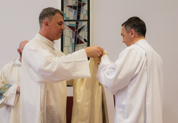 Don Peter Jacko (vpravo) bol uveden� do �radu provinci�la Salezi�nov dona Bosca na Slovensku. Po �iestich rokoch vystriedal v slu�be dona Petra Timka (v�avo). Sn�mka: Samuel �nek