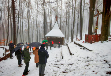 Veriaci z okolia �iliny op� putovali horami po chodn�koch so zastaveniami kr�ovej cesty. Sn�mka: M�ria Kraj�ov� 