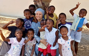 Ke� sa modl�me s de�mi, Boh kon� z�zraky