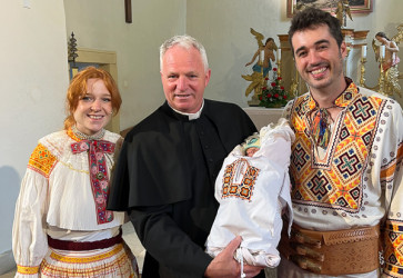 Far�r �tefan Maj�k s farn�kmi v miestnych krojoch. Sn�mka: arch�v �tefana Maj�ka