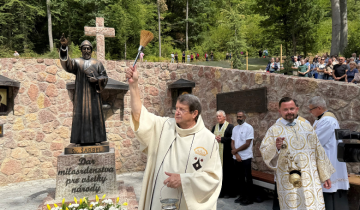 Sochy sv�t�ch �arbela a Rafky v�taj� p�tnikov