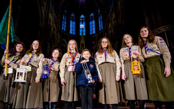 Skauti prinášajú betlehemské svetlo Skauti prinášajú betlehemské svetlo