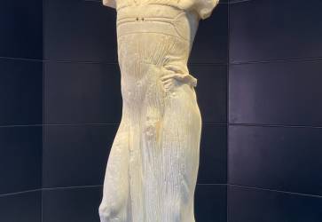 Najvzcnejm artefaktom njdenm na ostrove je torzo mramorovej sochy mladka z 5. storoia pred Kristom. Snmka: Martina Grochlov