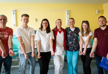Iniciatva KN na darovanie krvi bola spen. Zava redaktori Marin pacai, Andrej Beseda, Miroslava Gromanov, hematologika Jlia Bakorov, primrka Katarna Kusendov, jazykov redaktorka Monika imoniov, fredaktor Jn Lauko.  Snmka: E
