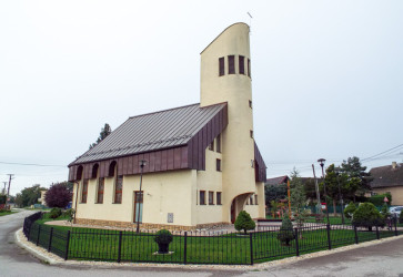 Kostol Sedembolestnej Panny M�rie v Dulove v roku 2000 posv�til kardin�l J�n Chryzostom Korec. Sn�mka: arch�v farnosti