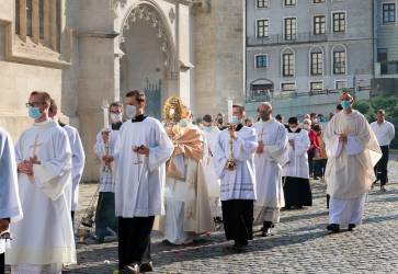3. jna sa slvila Eucharistia aj v Katedrle sv. Martina v Bratislave. Po bohoslube sa veriaci zastnili na tradinej slvnostnej eucharistickej procesii.