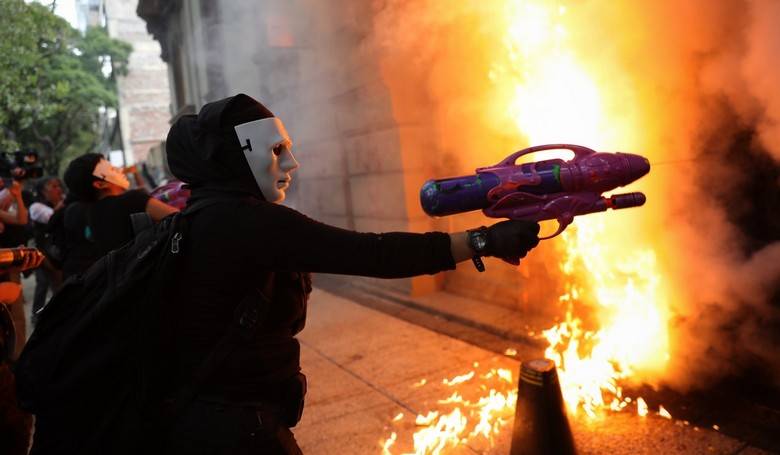 Radiklne feministky sa poksili podpli katedrlu v hlavnom meste Mexika