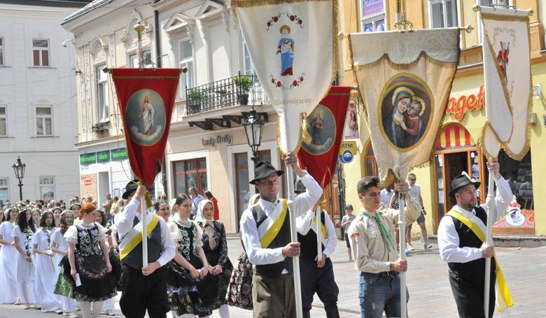 Slovensko oilo eucharistickmi procesiami