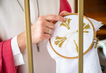 Pri vy��van� zlatou ni�ou je d�le�it� aj to, ako bude v��ivka odr�a� svetlo. Sn�mka: Erika Litv�kov�