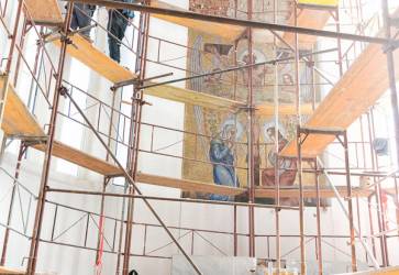 Kostol prechdza kompletnou rekontrukciou. Aj  mozaika nad oltrom ete prejde rukami retaurtorov.