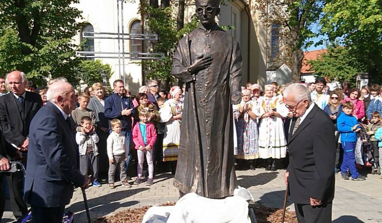 Titusovi Zemanovi odhalili sochu vo Vajnoroch