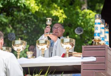 Ptnikom sa poas pte prihovrali kazi i biskupi. Neden slvnostn svt omu 3. jla celebroval koick arcibiskup Bernard Bober. Snmka: Peter Dobrovsk