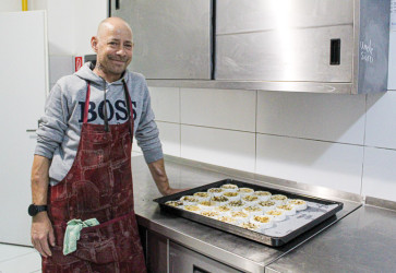 Dobrovo�n�k Martin Posp�il pom�ha pri pr�prave jed�l pre chor�ch. Sn�mka: Monika �imoni�ov�