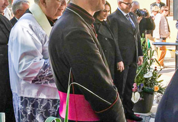 V Pie��anoch otvorili hlavn� k�pe�n� sez�nu sl�vnos�ou s duchovn�m rozmerom. Na akte po�ehnania boli pr�tomn� aj biskupi Franti�ek Trstensk� a J�n Orosch. Sn�mky: Stanislav �lnay