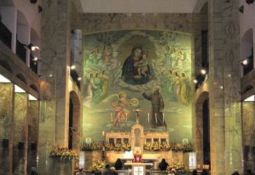 Interir Kostola Santa Maria delle Grazie (Milostivej Panny Mrie), kde Pter Pio psobil. Snmka: wikimedia commons/Rabanus Flavus/cc