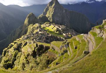 Machu Picchu a vrchol Huayna Picchu s vari najznmejm miestom v Peru.