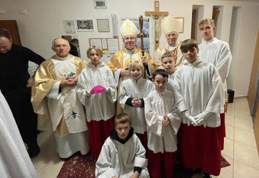 Veriaci z farnosti Ni�n� sa pripojili ku gratulantom pri �ivotnom jubileu svojho rod�ka, pomocn�ho biskupa Spi�skej diec�zy J�na Kubo�a. Sn�mka: arch�v farnosti