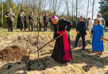 Apo�tolsk� nuncius na Slovensku Nicola Girasoli po�ehnal historick� kaplnku i z�kladn� kame� bud�ceho arbor�ta v are�li M�zea kysuckej dediny. Vlastnoru�ne sa podie�al na zasaden� �lipy dvoch biskupov�. Sn�mka: �tefan Str��ek