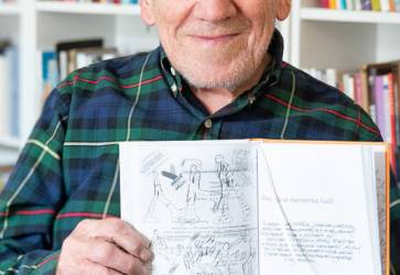 Miroslav Cipr ukazuje ilustrciu k novembru 1989 v knihe rozhovorov s Martinou Grochlovou Pomran ivot. Snmka: Erika Litvkov